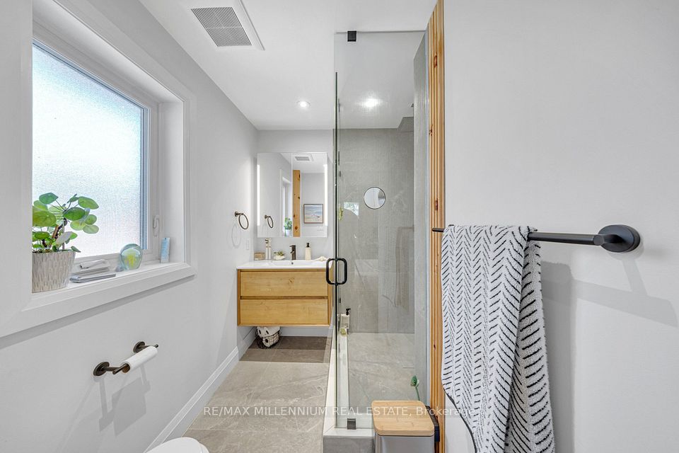 16 Sultana Avenue, Toronto, ON M6A 1S8 22
