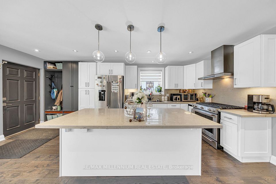 16 Sultana Avenue, Toronto, ON M6A 1S8 9