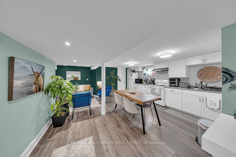 16 Sultana Avenue, Toronto, ON M6A 1S8 25