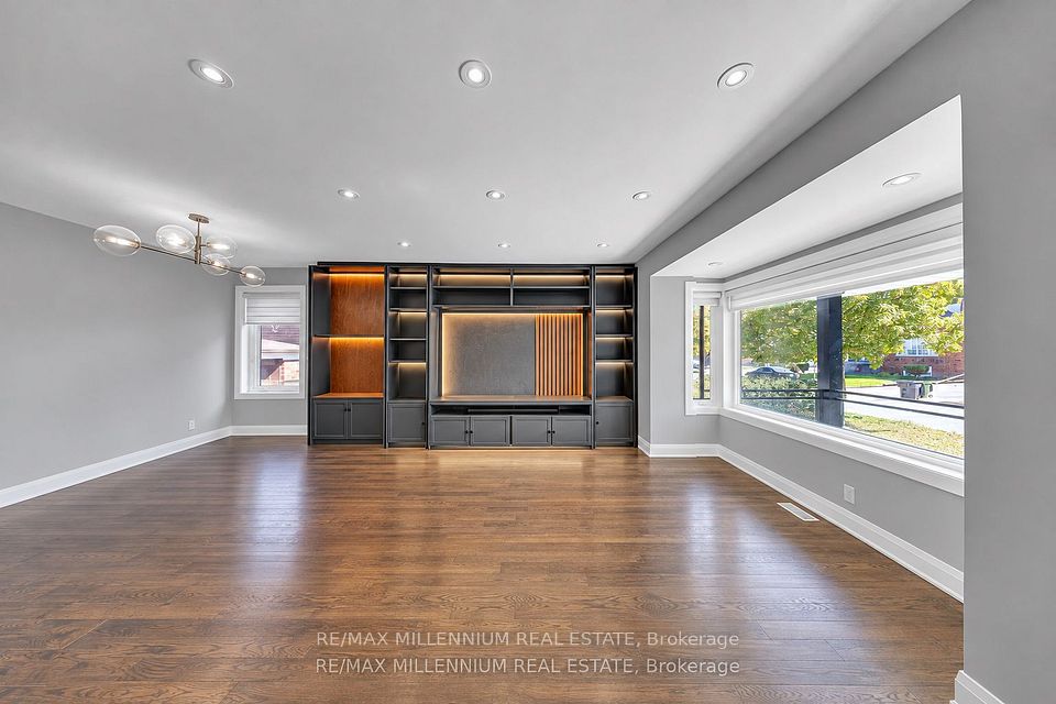 16 Sultana Avenue, Toronto, ON M6A 1S8 14