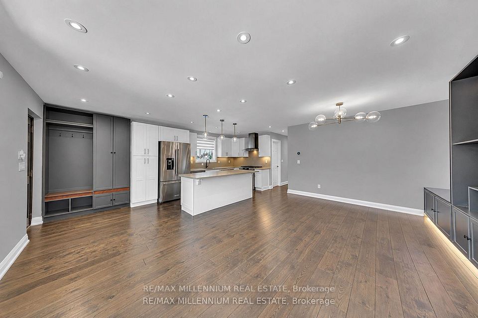 16 Sultana Avenue, Toronto, ON M6A 1S8 7