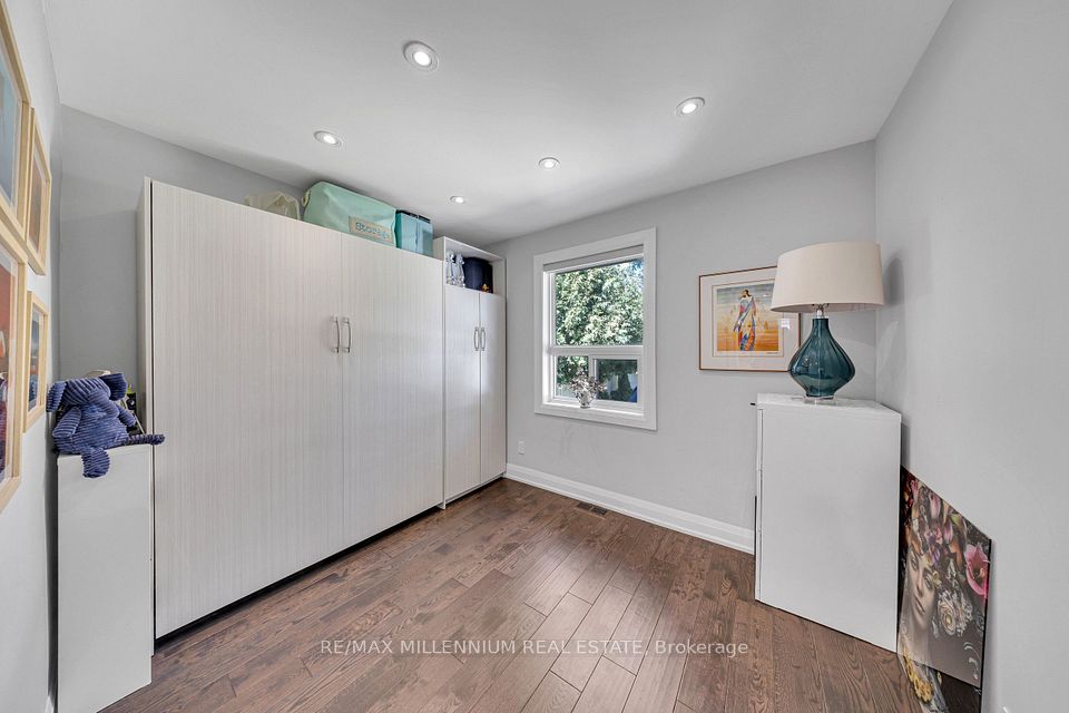16 Sultana Avenue, Toronto, ON M6A 1S8 19