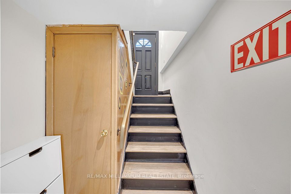 16 Sultana Avenue, Toronto, ON M6A 1S8 24