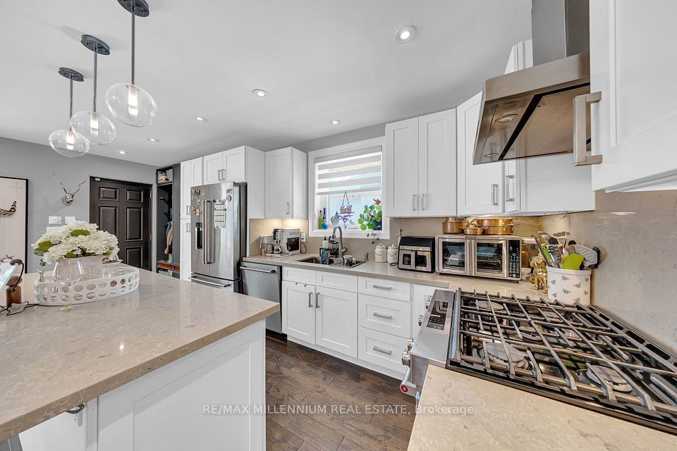 16 Sultana Avenue, Toronto, ON M6A 1S8 12