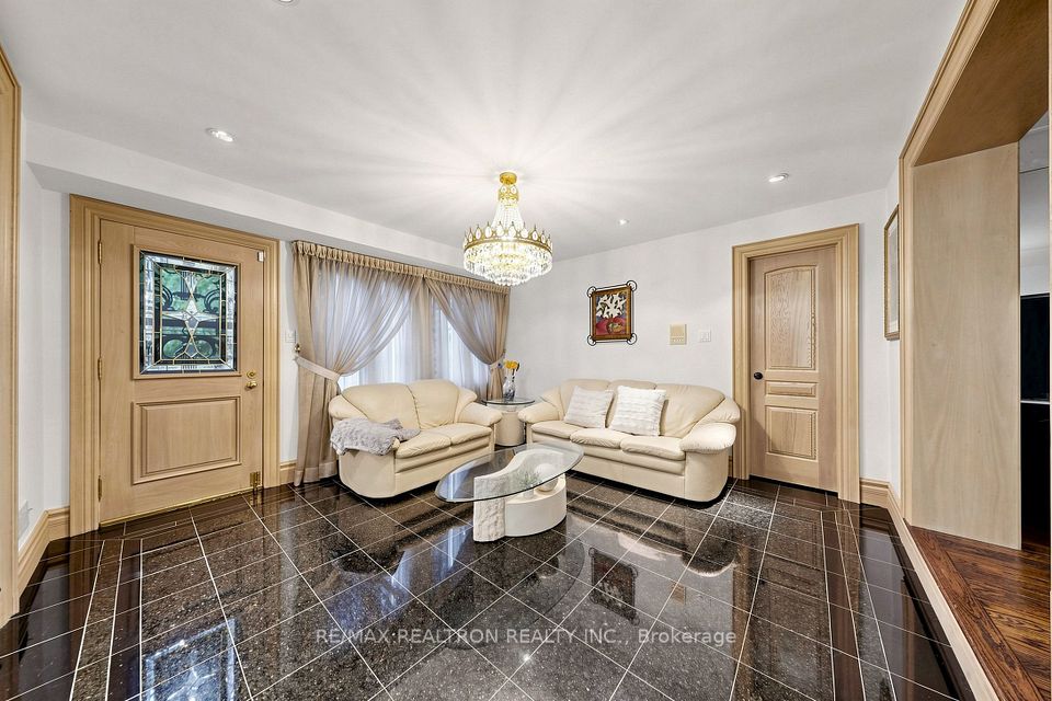 31 Arjay Crescent, Toronto, ON M2L 1C6 22