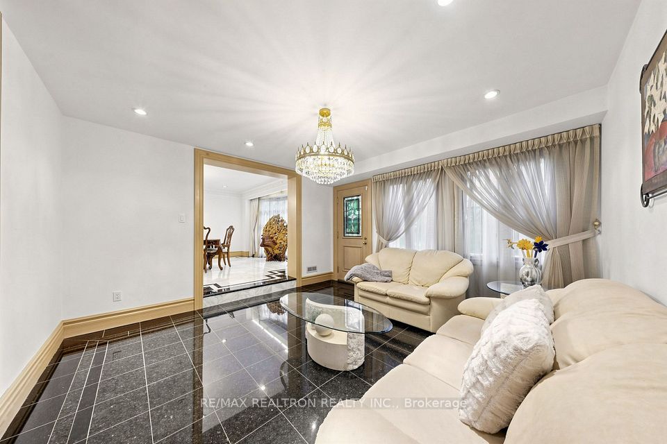 31 Arjay Crescent, Toronto, ON M2L 1C6 21