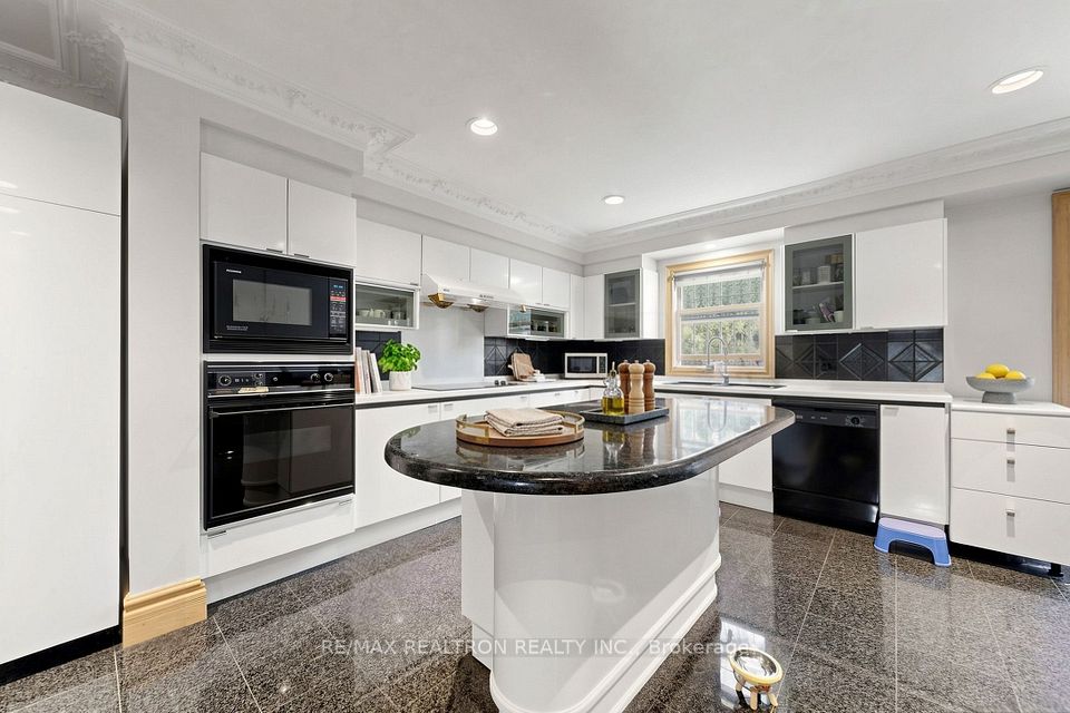 31 Arjay Crescent, Toronto, ON M2L 1C6 24