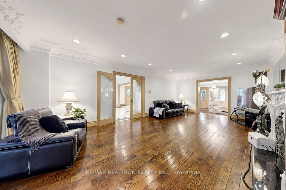 31 Arjay Crescent, Toronto, ON M2L 1C6 17