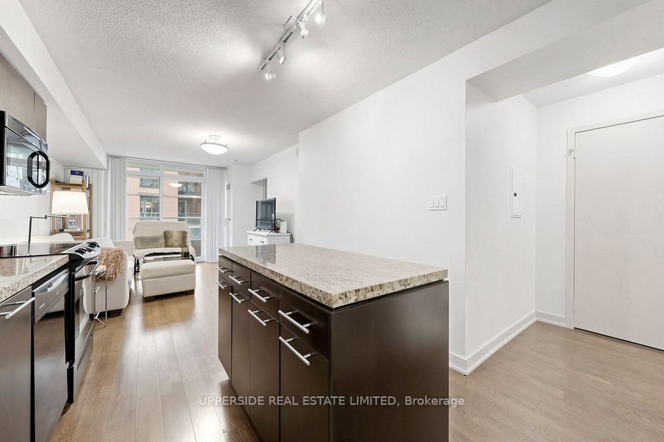 126 Simcoe Street 607, Toronto, ON M5H 4E6 8