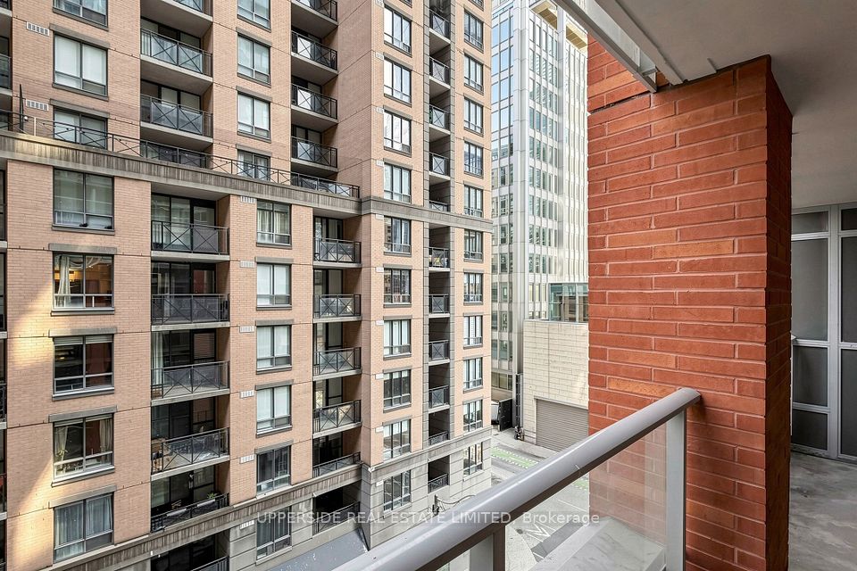 126 Simcoe Street 607, Toronto, ON M5H 4E6 24