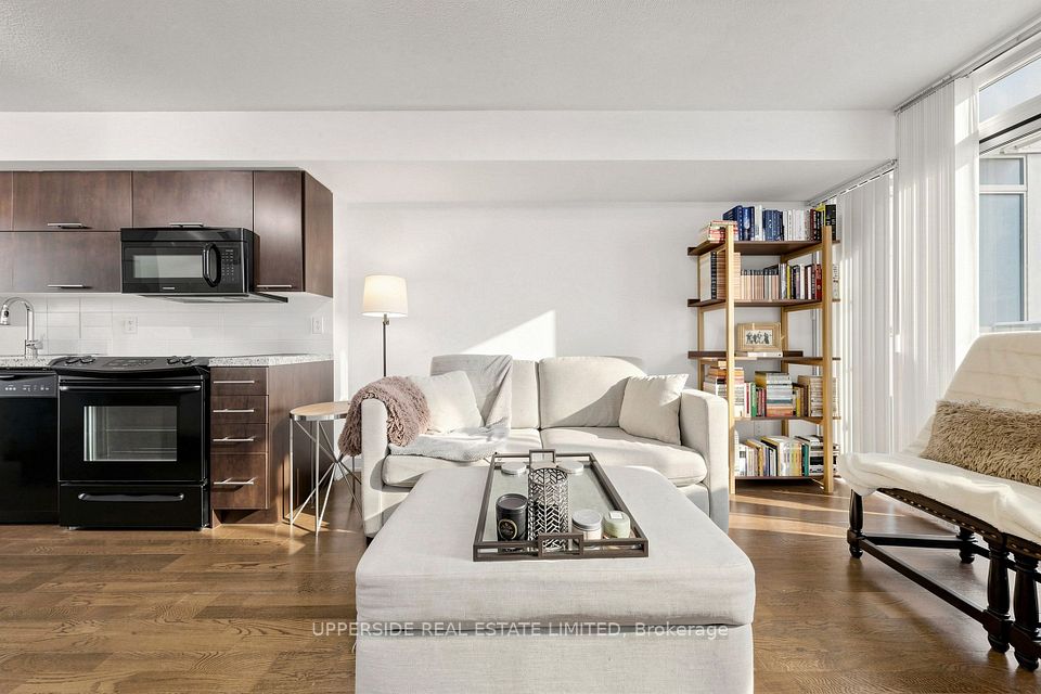 126 Simcoe Street 607, Toronto, ON M5H 4E6 11