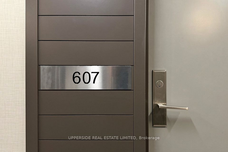 126 Simcoe Street 607, Toronto, ON M5H 4E6 5