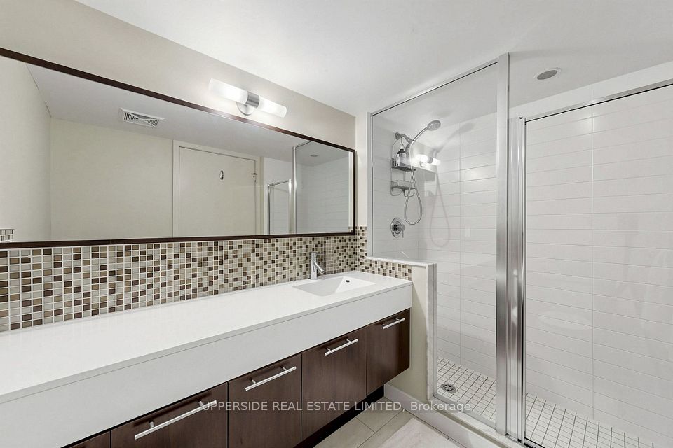 126 Simcoe Street 607, Toronto, ON M5H 4E6 21