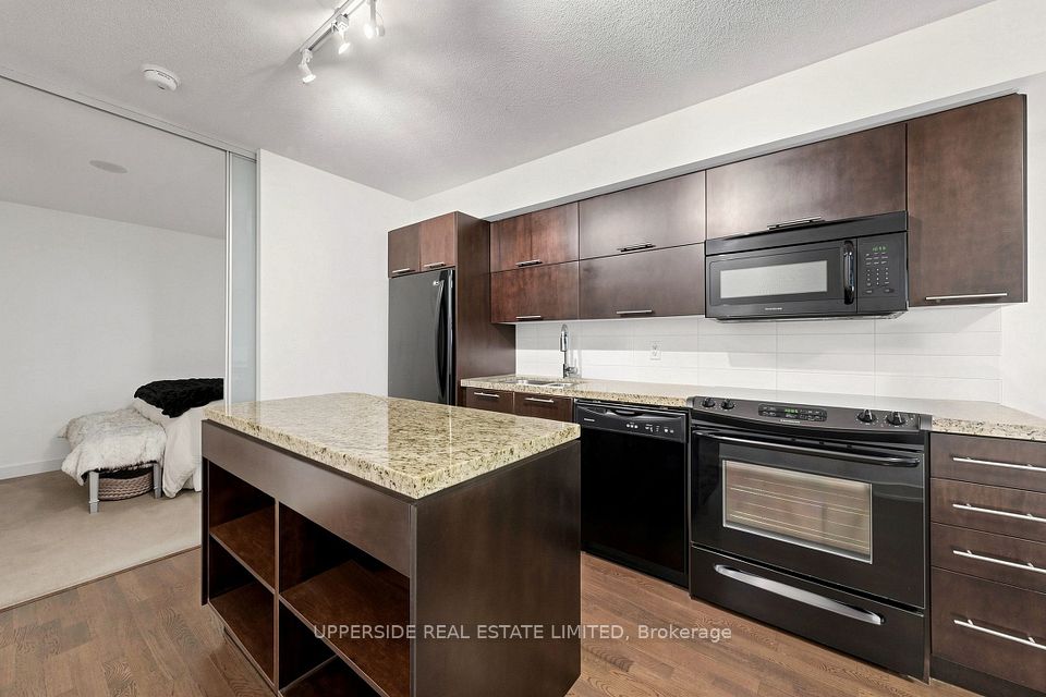 126 Simcoe Street 607, Toronto, ON M5H 4E6 6
