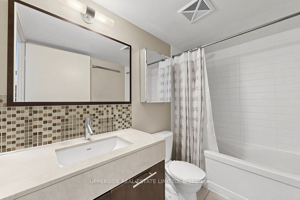 126 Simcoe Street 607, Toronto, ON M5H 4E6 17