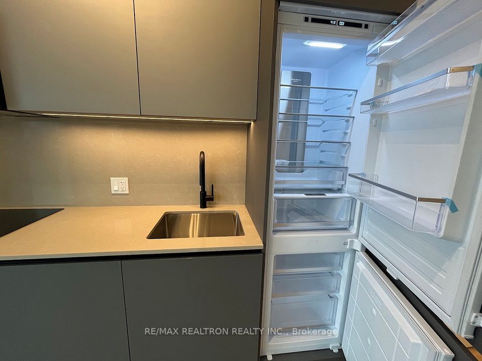 35 Parliament Street 1409, Toronto, ON M5A 0Z5 6