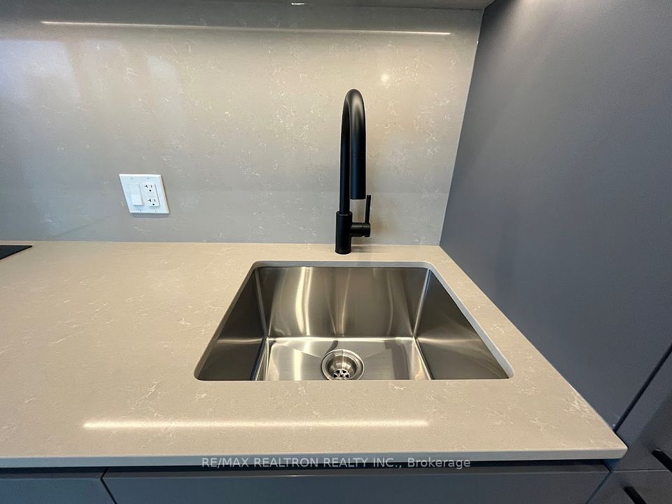 35 Parliament Street 1409, Toronto, ON M5A 0Z5 7