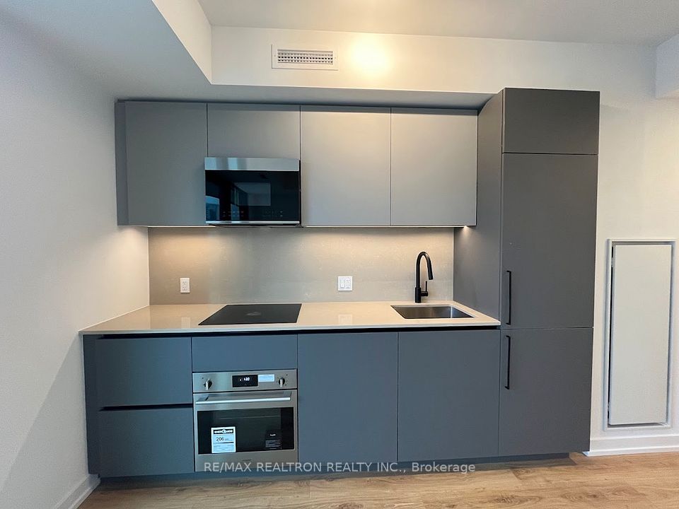 35 Parliament Street 1409, Toronto, ON M5A 0Z5 2