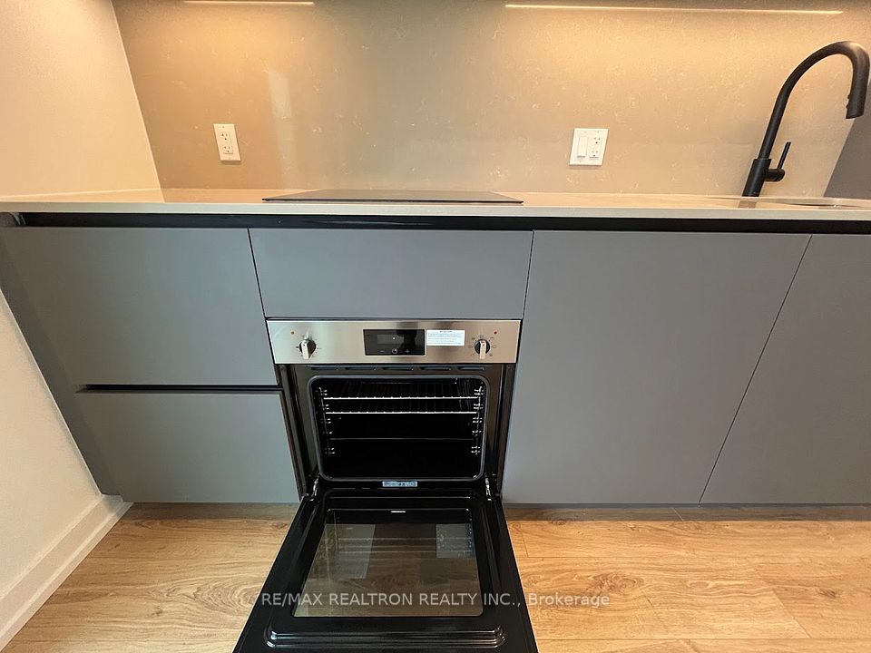 35 Parliament Street 1409, Toronto, ON M5A 0Z5 4