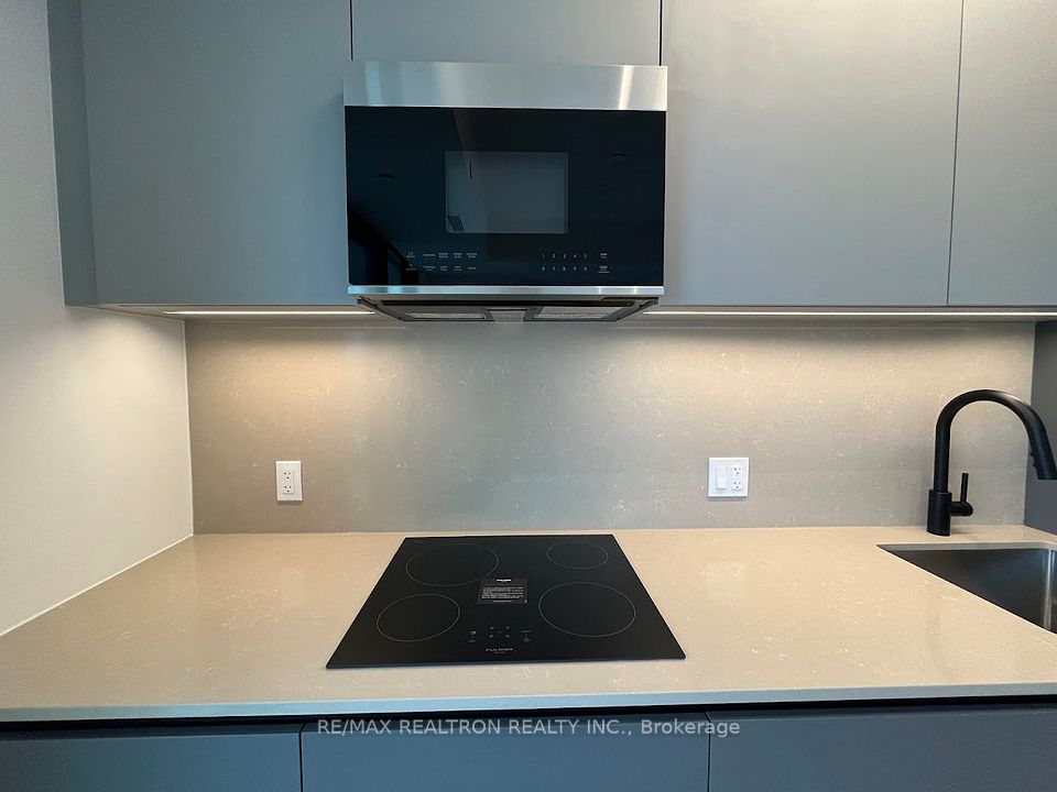35 Parliament Street 1409, Toronto, ON M5A 0Z5 3