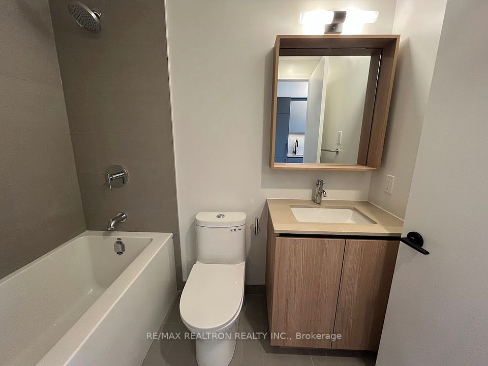 35 Parliament Street 1409, Toronto, ON M5A 0Z5 12