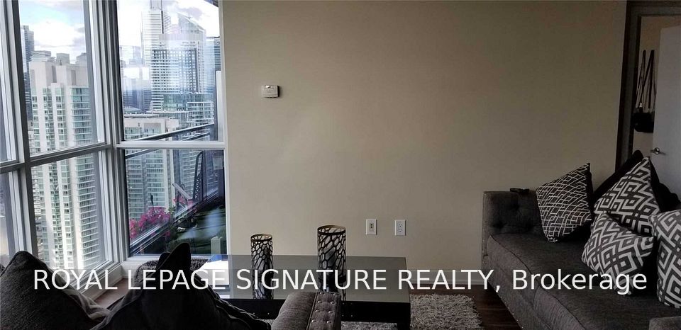 25 Capreol Court 3906, Toronto, ON M5V 3Z7 9