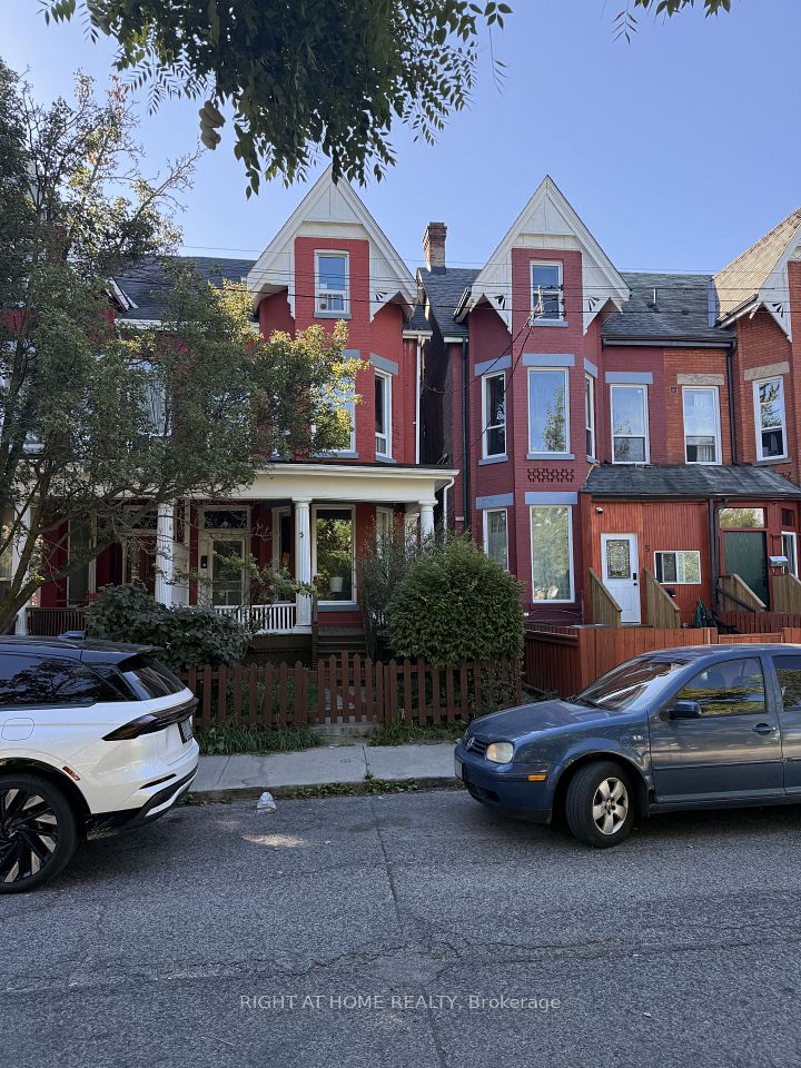 3 Wales Avenue, Toronto, ON M5T 1J2 3