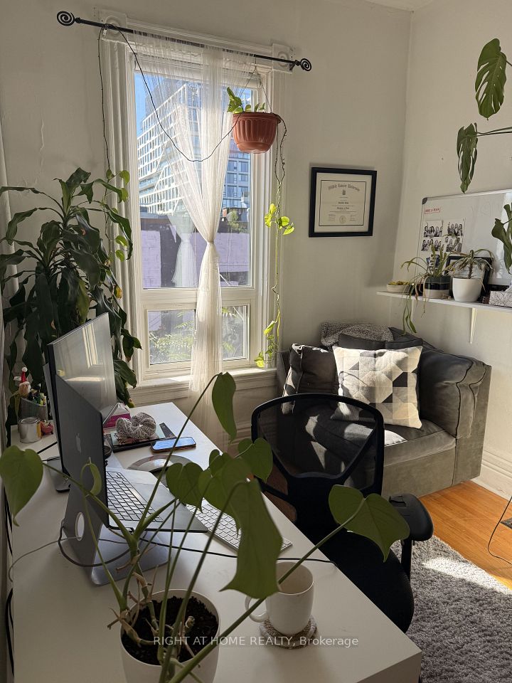 3 Wales Avenue, Toronto, ON M5T 1J2 8