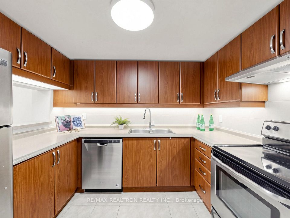 711 Bay Street 1811, Toronto, ON M5G 2J8 9