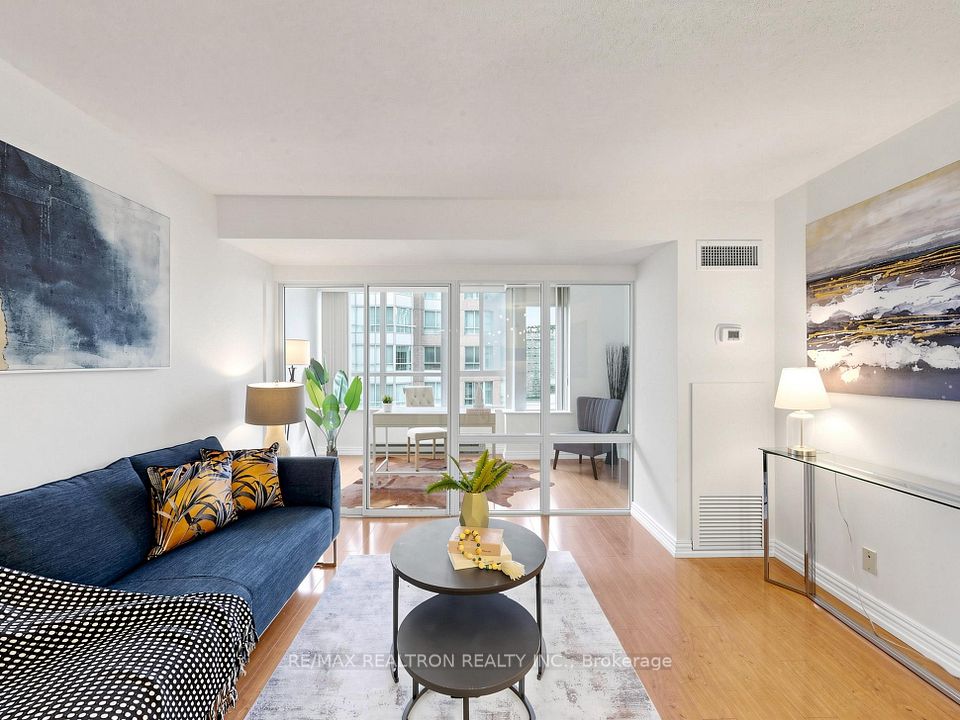 711 Bay Street 1811, Toronto, ON M5G 2J8 3