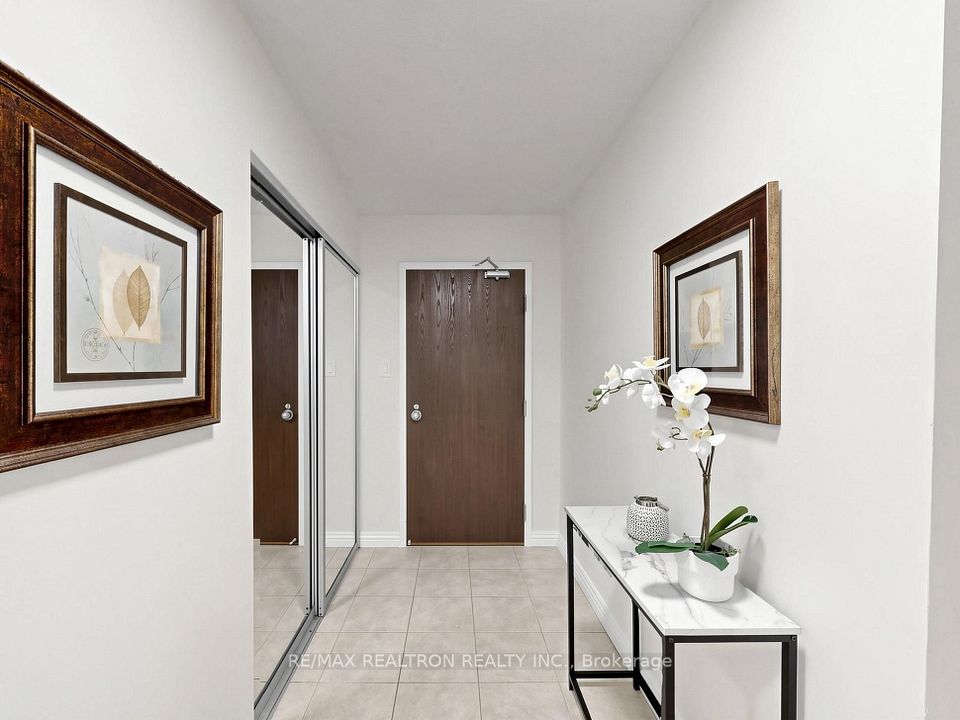 711 Bay Street 1811, Toronto, ON M5G 2J8 22