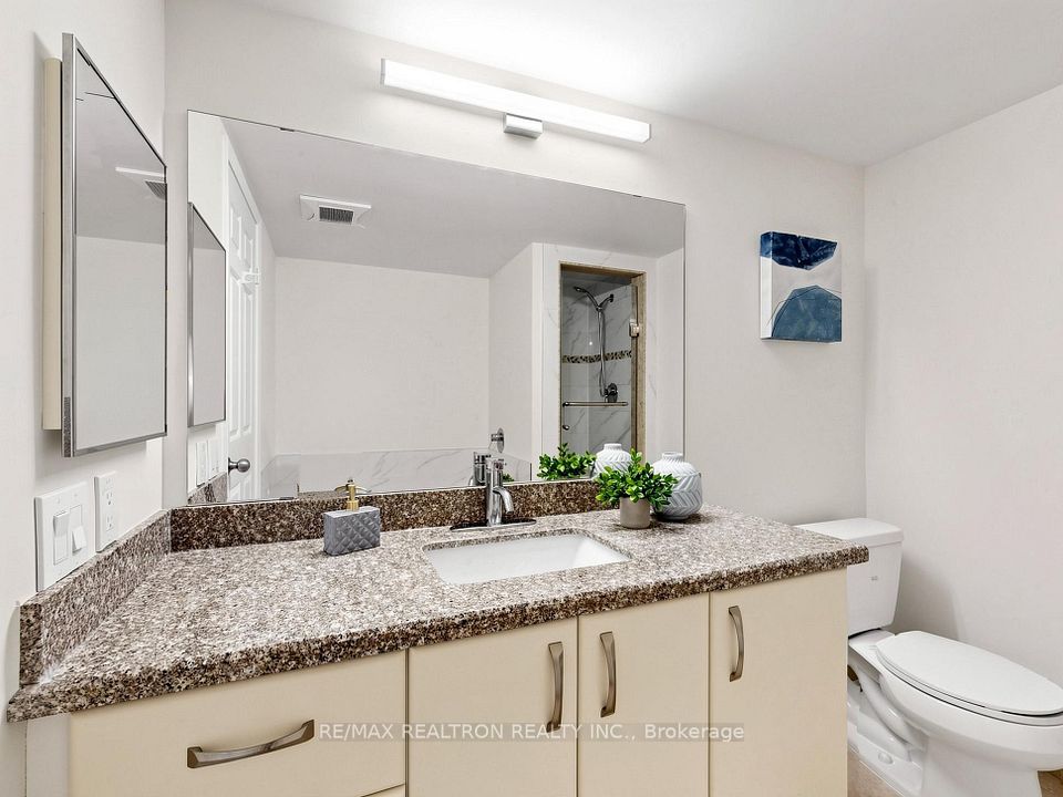 711 Bay Street 1811, Toronto, ON M5G 2J8 17