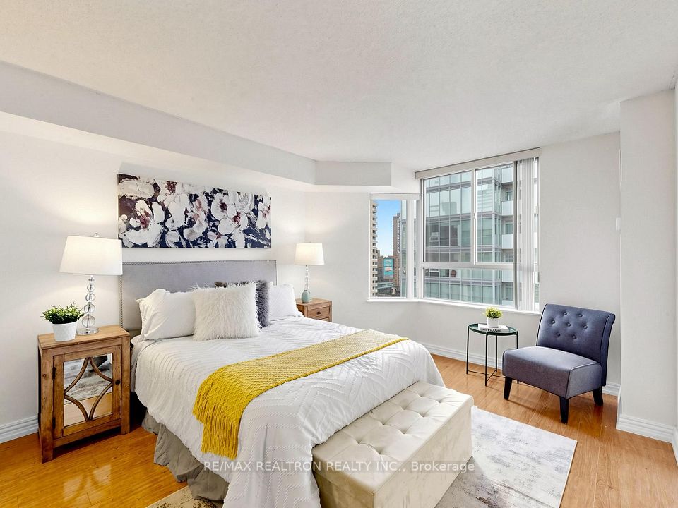 711 Bay Street 1811, Toronto, ON M5G 2J8 15