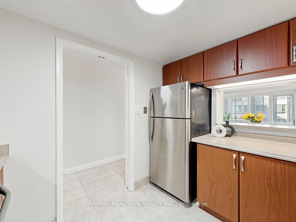 711 Bay Street 1811, Toronto, ON M5G 2J8 11