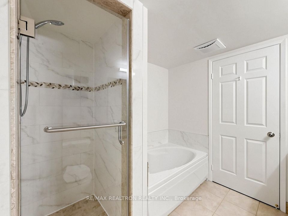 711 Bay Street 1811, Toronto, ON M5G 2J8 18