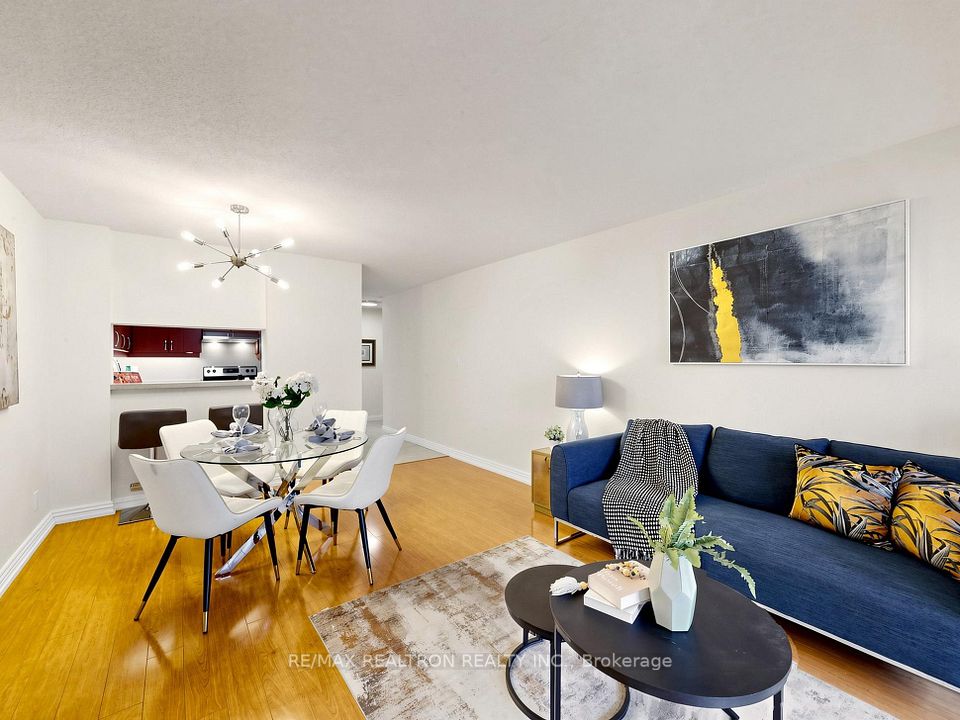 711 Bay Street 1811, Toronto, ON M5G 2J8 5