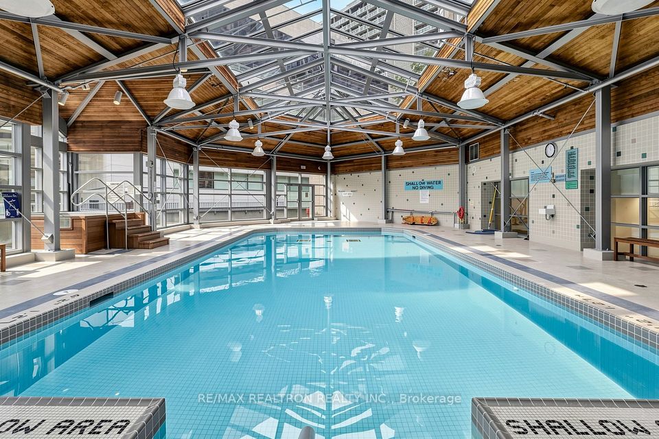 711 Bay Street 1811, Toronto, ON M5G 2J8 25
