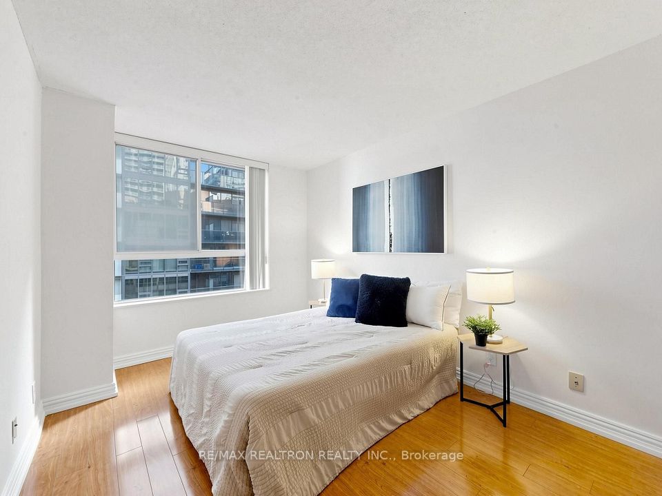 711 Bay Street 1811, Toronto, ON M5G 2J8 19