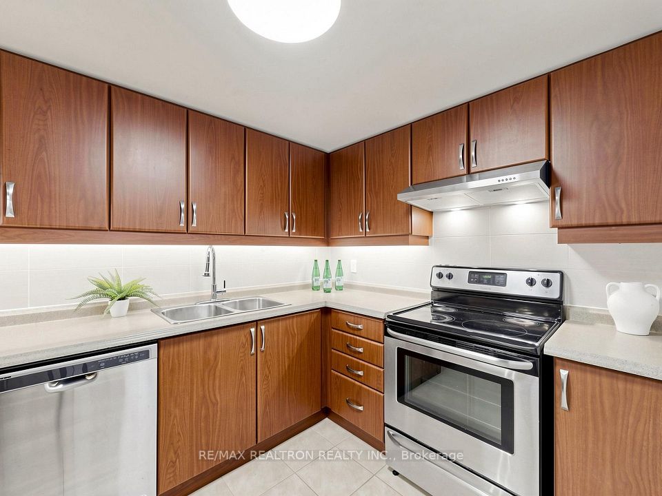 711 Bay Street 1811, Toronto, ON M5G 2J8 10