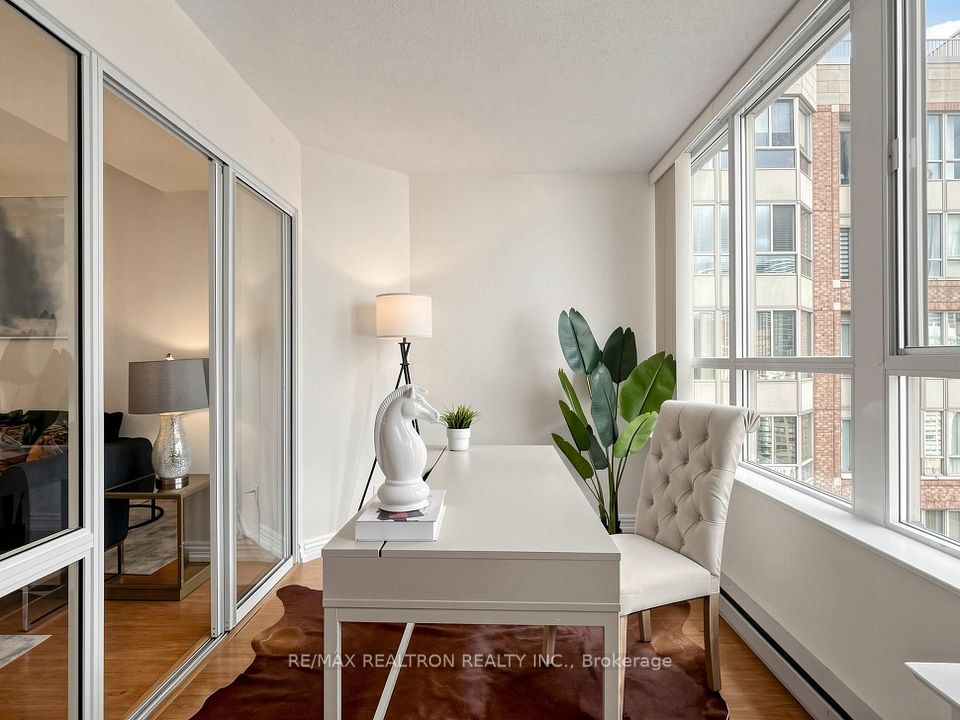 711 Bay Street 1811, Toronto, ON M5G 2J8 14