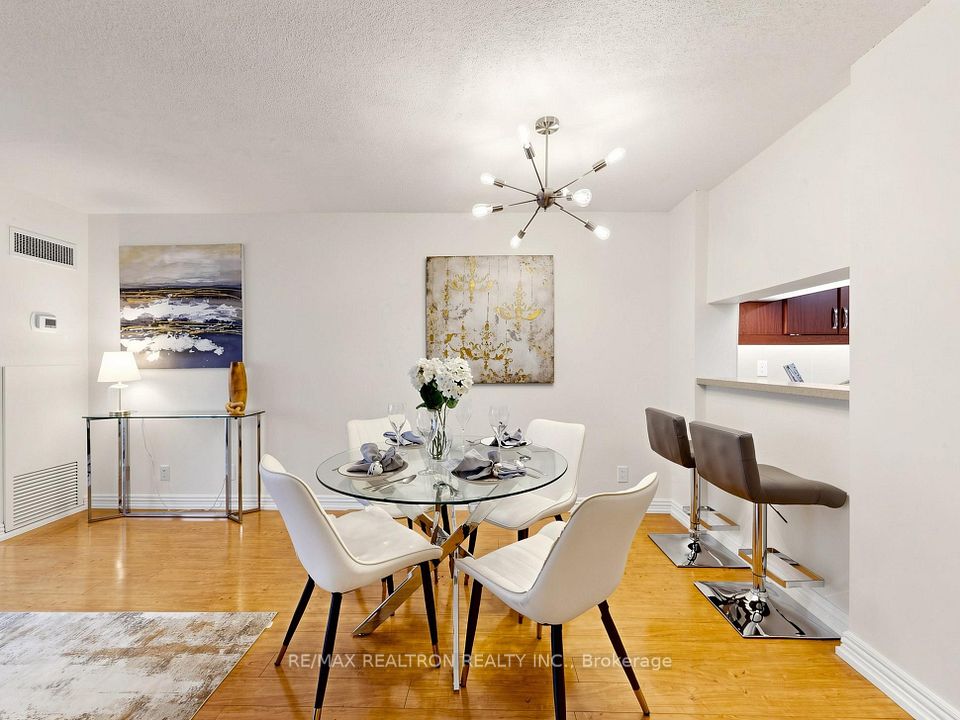 711 Bay Street 1811, Toronto, ON M5G 2J8 6