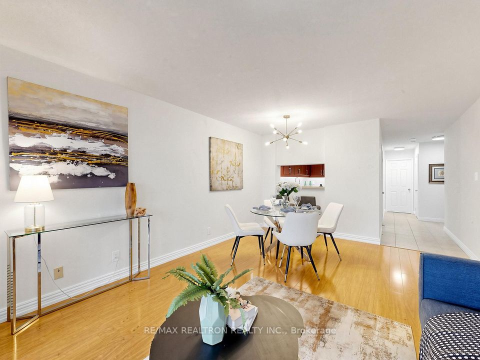 711 Bay Street 1811, Toronto, ON M5G 2J8 8