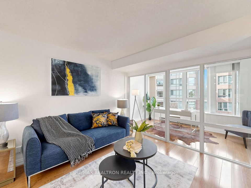 711 Bay Street 1811, Toronto, ON M5G 2J8 2