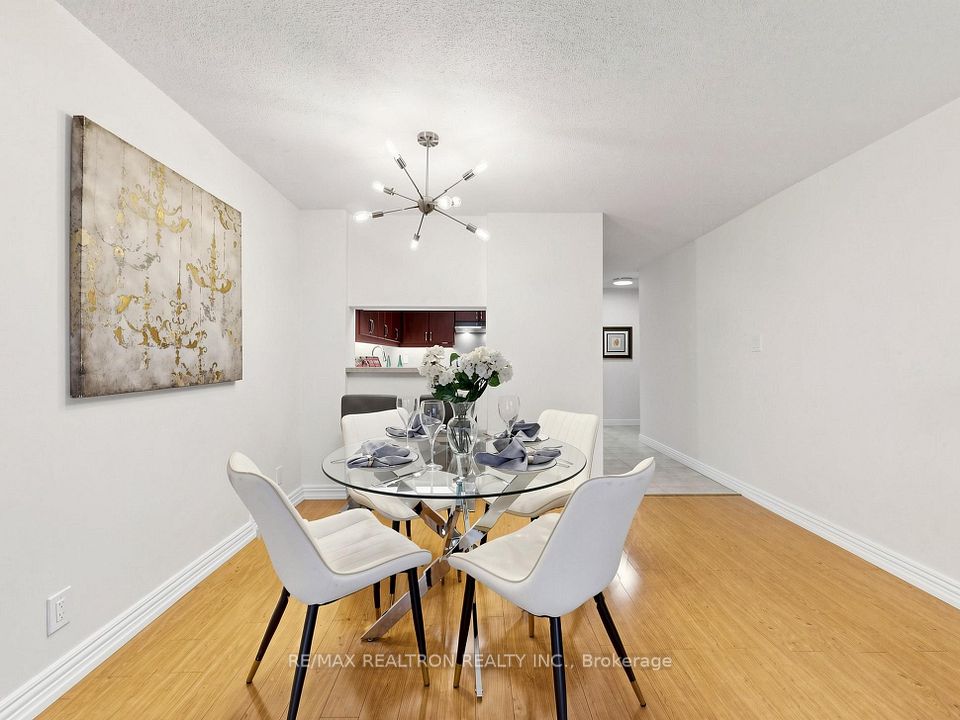 711 Bay Street 1811, Toronto, ON M5G 2J8 7