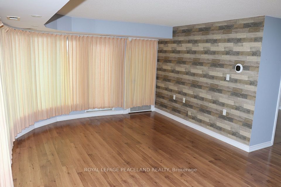 872 Sheppard Ave West Avenue W 502, Toronto, ON M3H 2T5 4