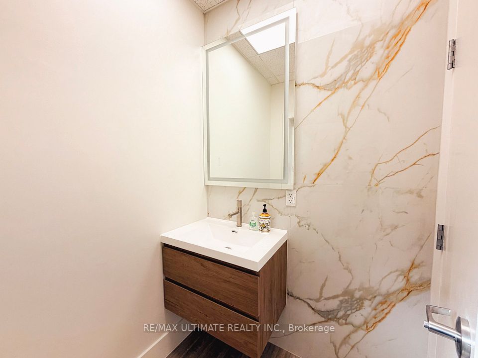 617A Bloor Street, Toronto, ON M6G 1K8 7