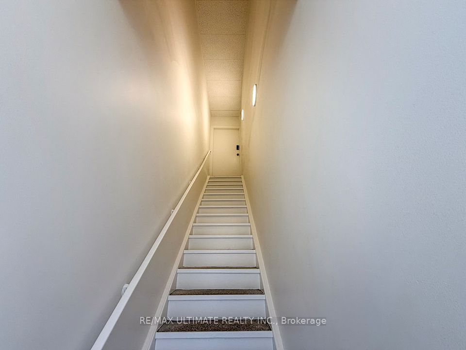 617A Bloor Street, Toronto, ON M6G 1K8 2