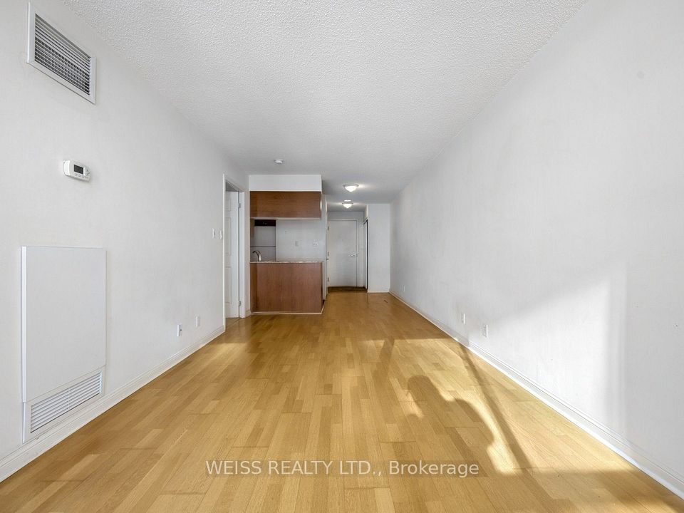 228 Queens Quay W, Toronto, ON M5J 2X1 6
