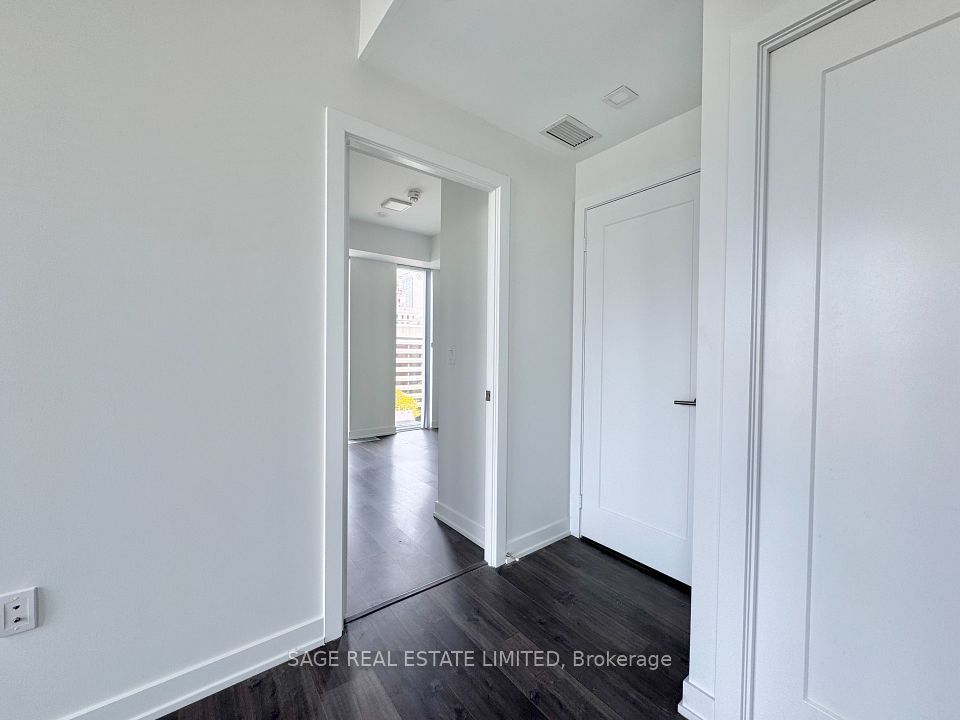 50 McCaul Street 1105, Toronto, ON M5T 0B6 23