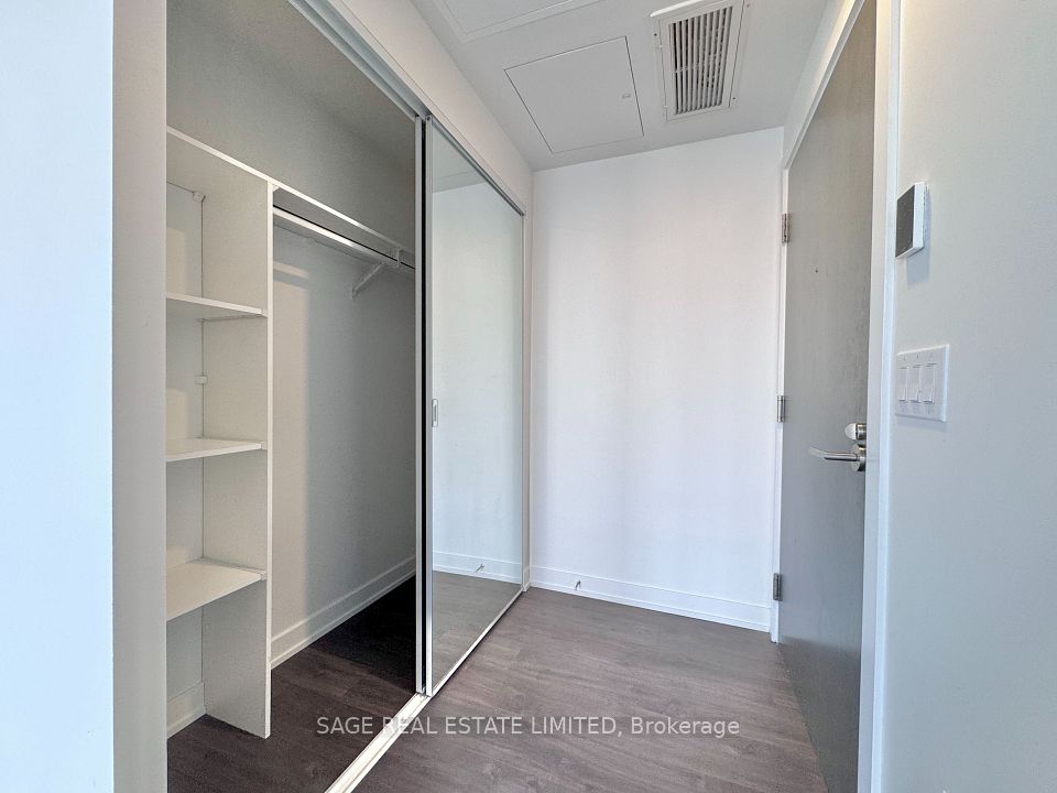 50 McCaul Street 1105, Toronto, ON M5T 0B6 4